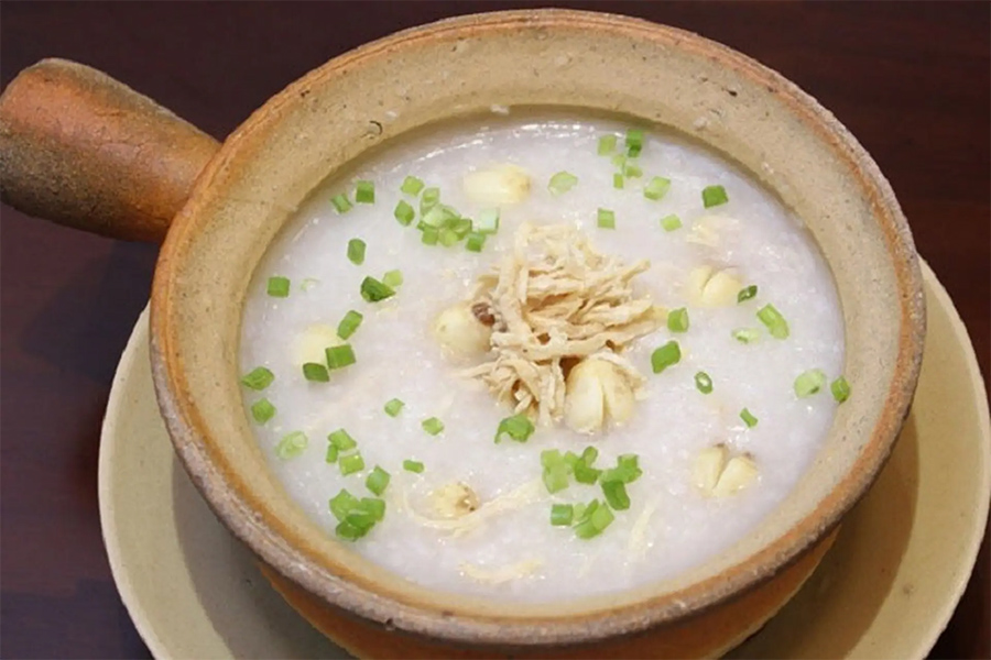 Cháo gà hạt sen